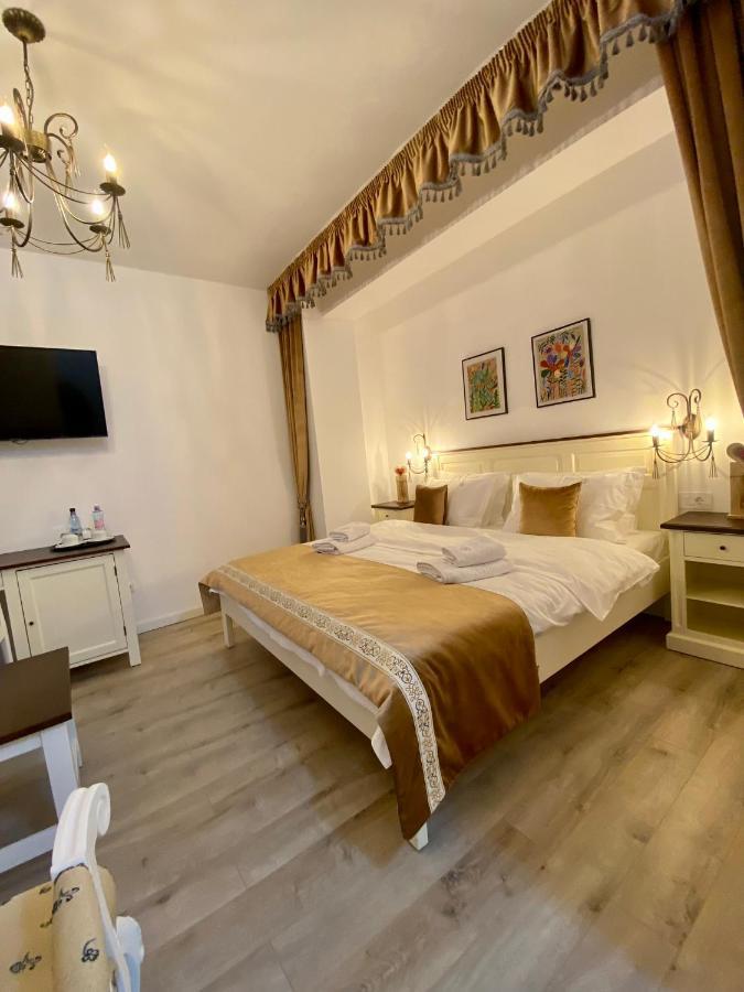 Pensiunea Charlotte Boutique Bacău Eksteriør billede
